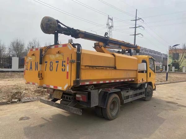 直臂抓泥车专门用于排水井清淤及排水管道清淤，该车优点可以垂直进入井室，利用伸缩大臂深入排水井内将排水井内垃圾杂物抓出放入密封车斗内，相比较传统钢丝绳式抓泥车，可以抓取井室内沉积结实的全部垃圾