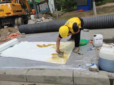 排水管道非开挖修复；点状原位树脂固化施工修复前准备，二合一胶水在玻璃丝纤维布上涂抹均匀，该部施工步骤对管道树脂点修的质量影响巨大