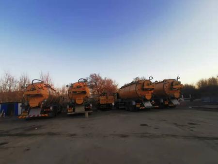 25吨大型清洗车主要用于市政管道清淤冲洗，车辆容积可以满载装水达25吨，避免了反复加水的困境