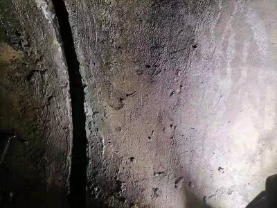 排水管道修复施工前管道实际照片，在该照片已明显看到，该段管道存在接口不严，有渗漏风险，经过与甲方协调，决定使用（双胀圈修复功法）进行该管道的非开挖修复。