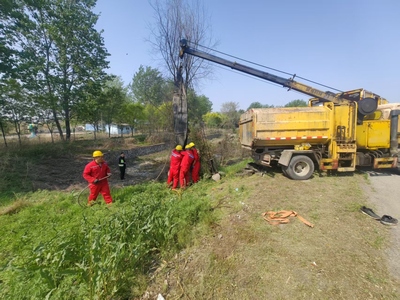 管道清淤前进行潜水气囊封堵，潜水堵漏，安装排水泵进行管道内存水导流