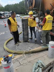 排水管道非开挖修复；正在为点状原位固化修复气囊缠绕防止粘连的隔离膜，防止气囊与点状原位修复的内壁粘连