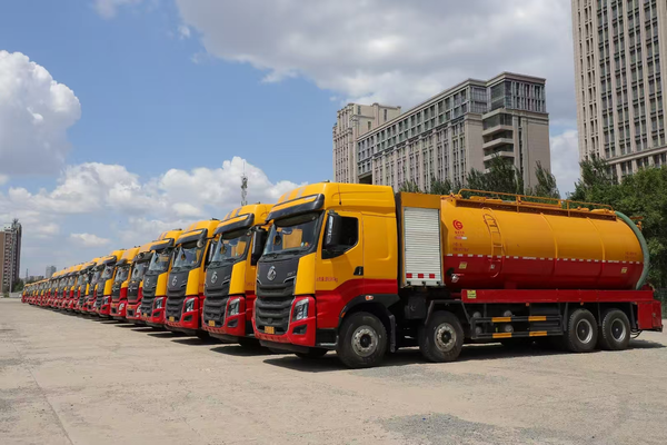 管道清淤专业清淤设备，我单位自备25台35吨前四后八大型清洗吸污车主要用于市政管道清淤，污水管道清淤，雨水管道清淤，排水管道清淤，污泥运输，污水运输，该车容积较大，可以一次性运输污水污泥35吨，